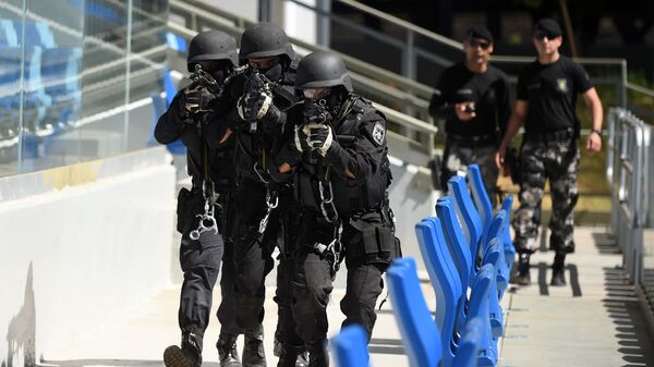 Policiais do Batalhão de Operações Especiais (Bope) simulam resgate de refém na Arena Pantanal, em Cuiabá (MT) - Sputnik Brasil