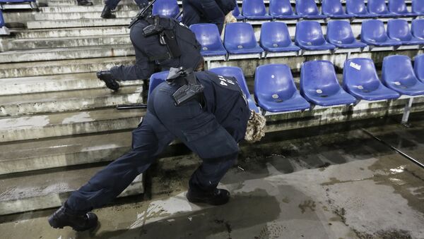German police officers search between the seats of the stadium prior to an international friendly soccer match between Germany and the Netherlands in Hannover, Germany, Tuesday, Nov. 17, 2015. - Sputnik Brasil