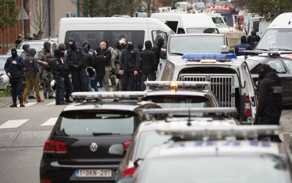 Forças de segurança durante operações no bairro de Molenbeek em Bruxelas, 16 de novembro de 2015 - Sputnik Brasil