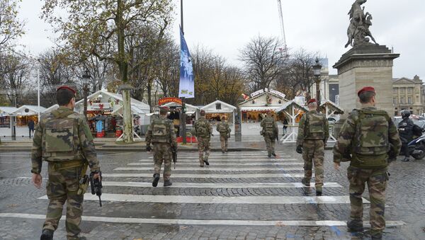 Policiais franceses patrulham centro de Paris em 19 de novembro - Sputnik Brasil