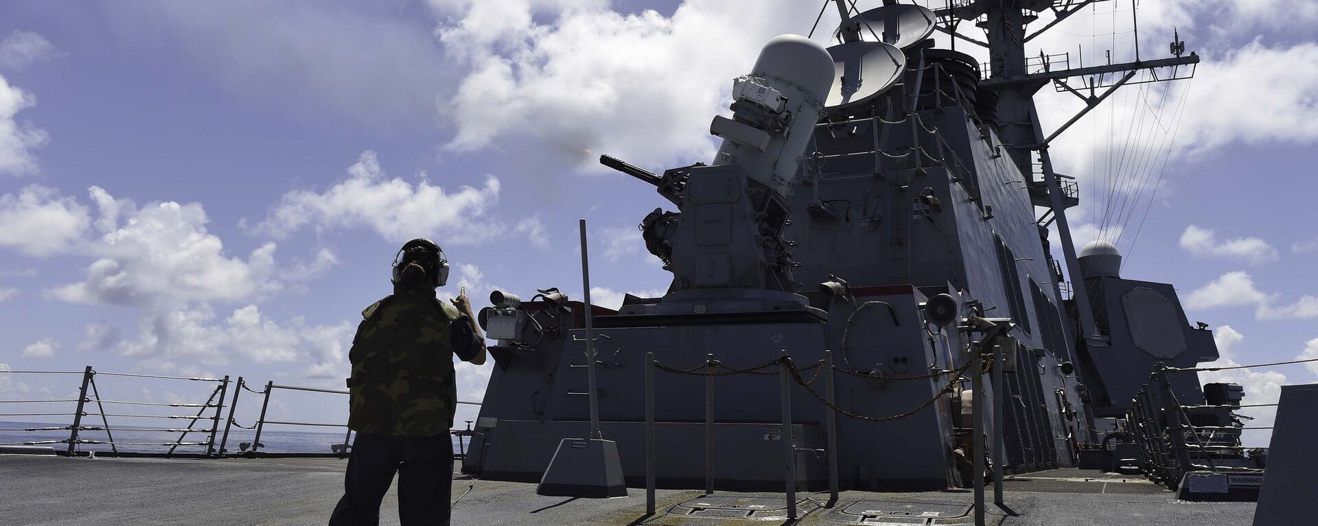Mar da China Meridional (16 de setembro de 2015) - militar dos EUA observa um exercício de tiro ao vivo a bordo do destróier de mísseis guiados USS Lassen - Sputnik Brasil, 1920, 13.11.2021