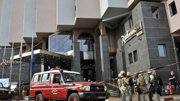 Forças de segurança realizam buscas no hotel Radisson Blu, em Bamako - Sputnik Brasil