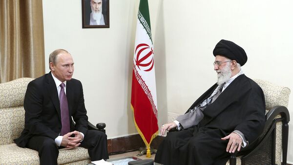 In this Monday, Nov. 23, 2015 photo released by an official website of the office of the Iranian supreme leader, Supreme Leader Ayatollah Ali Khamenei, right, listens to Russian President Vladimir Putin during their meeting in Tehran, Iran - Sputnik Brasil
