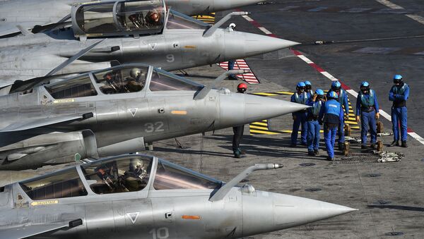 Militares franceses ao lado de caças Rafale no convés do porta-aviões Charles de Gaulle no Mar Mediterrâneo - Sputnik Brasil