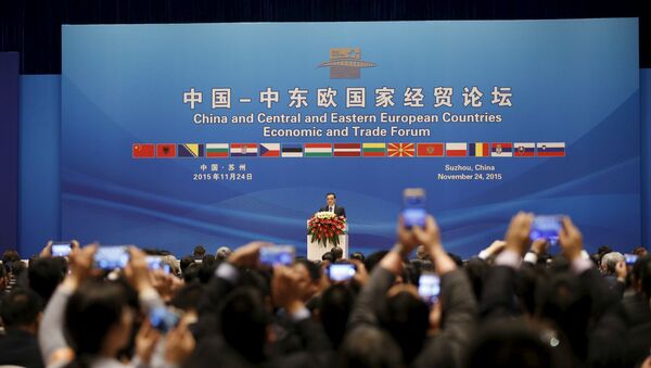 O primeiro-ministro chinês, Li Keqiang, abre o IV Fórum Econômico e Comercial entre a China e o Centro e o Leste da Europa, em Suzhou. - Sputnik Brasil
