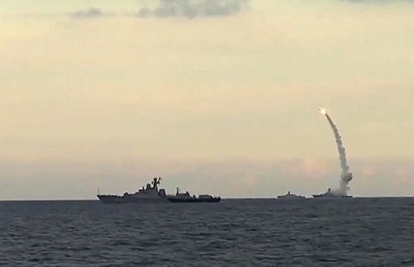 Navios da Frota do Mar Caspio da Rússia já lançaram um total 18 mísseis de cruzeiro Kalibr-NK contra as posições do EI na Síria. Todos os alvos foram destruídos. - Sputnik Brasil