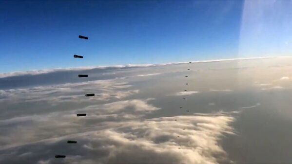 Forças Aeroespaciais da Rússia lançam bombas contra posições do EI na Síria. - Sputnik Brasil
