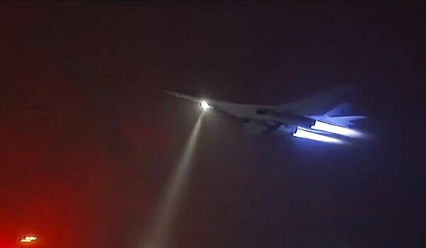 Pesado bombardeiro estratégico Tupolev Tu-160 durante uma manobra contra forças do EI na Síria. - Sputnik Brasil