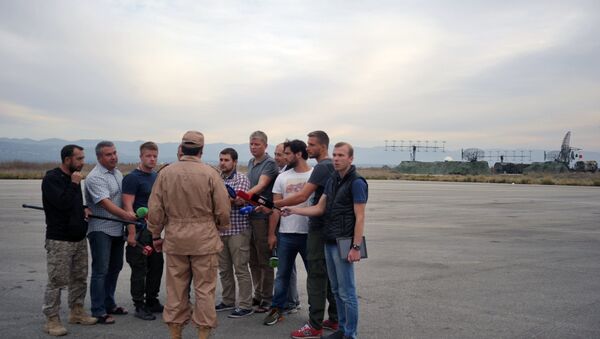 Piloto salvo do Su-24, Konstantin Murakhtin, (ao centro de costas) fala com jornalistas na base áerea de Hmeymim, Lataquia, Síria, 25 de novembro de 2015 - Sputnik Brasil