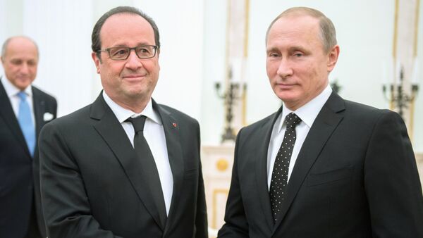 Vladimir Putin e François Hollande durante encontro no Kremlin - Sputnik Brasil