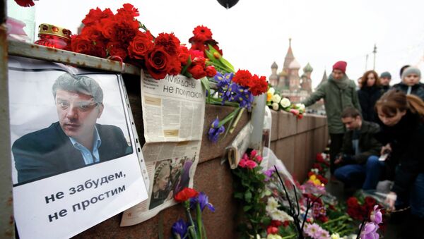 Pessoas levam flores ao local de assassinato de Boris Nemtsov, em Moscou - Sputnik Brasil