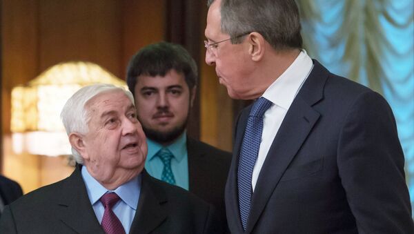 Ministro das Relação Exteriores da Rússia Sergei Lavrov com o seu colega de pasta da Síria Walid Muallem - Sputnik Brasil