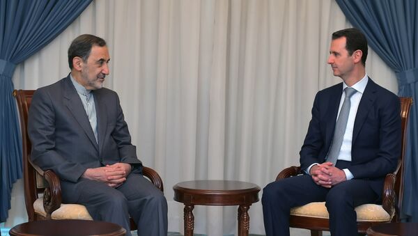 In this file photo released on Tuesday, May 19, 2015 by the Syrian official news agency SANA, Syrian President Bashar Assad, right, meets with Ali Akbar Velayati, an adviser to Iran's Supreme Leader Ayatollah Ali Khamenei, in Damascus, Syria. - Sputnik Brasil