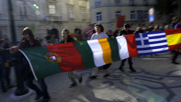 Manifestantes seguram bandeiras de Portugal, Grécia, Irlanda, Itália e Espanha durante a greve geral em Lisboa, em novembro de 2012 - Sputnik Brasil