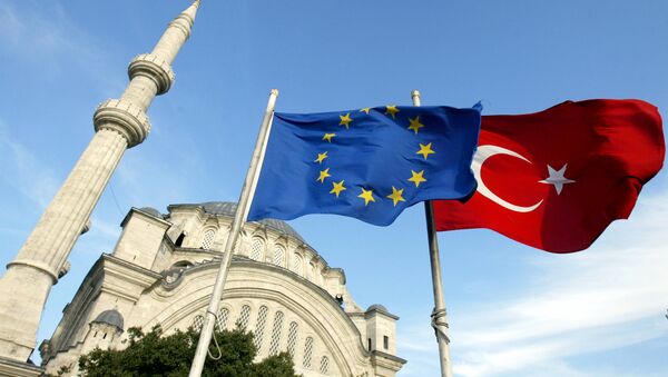 Bandeiras da União Europeia e da Turquia - Sputnik Brasil