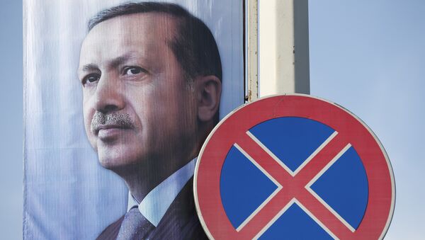 Um cartaz com uma imagem do presidente da Turquia, Recep Tayyip Erdogan, apresentado em Istambul, Turquia - Sputnik Brasil