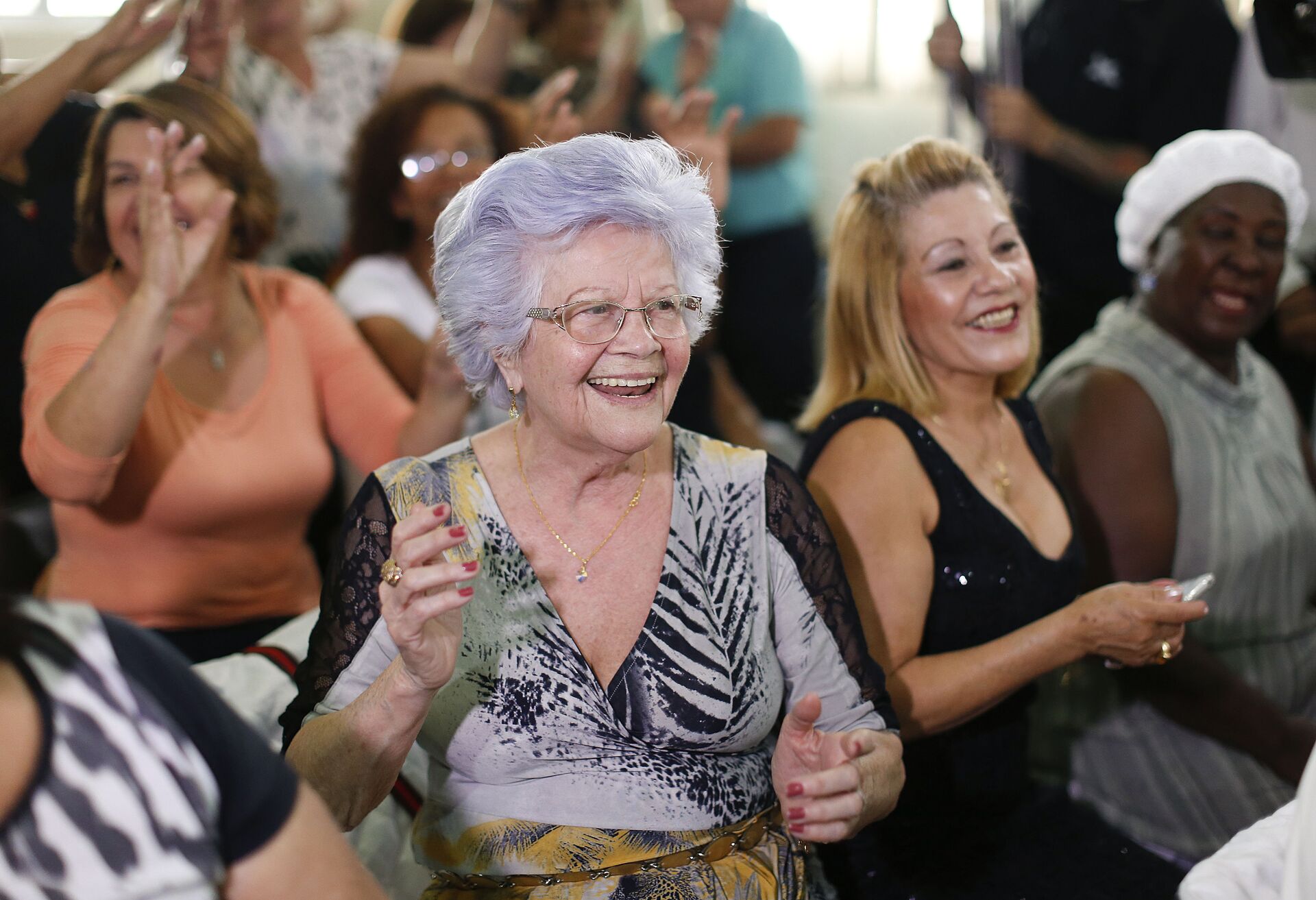 Uma mulher aplaude o seu namorado idoso que participa no concurso Homem mais bonito idoso em São Paulo. 6 de agosto, 2015 - Sputnik Brasil, 1920, 13.12.2021