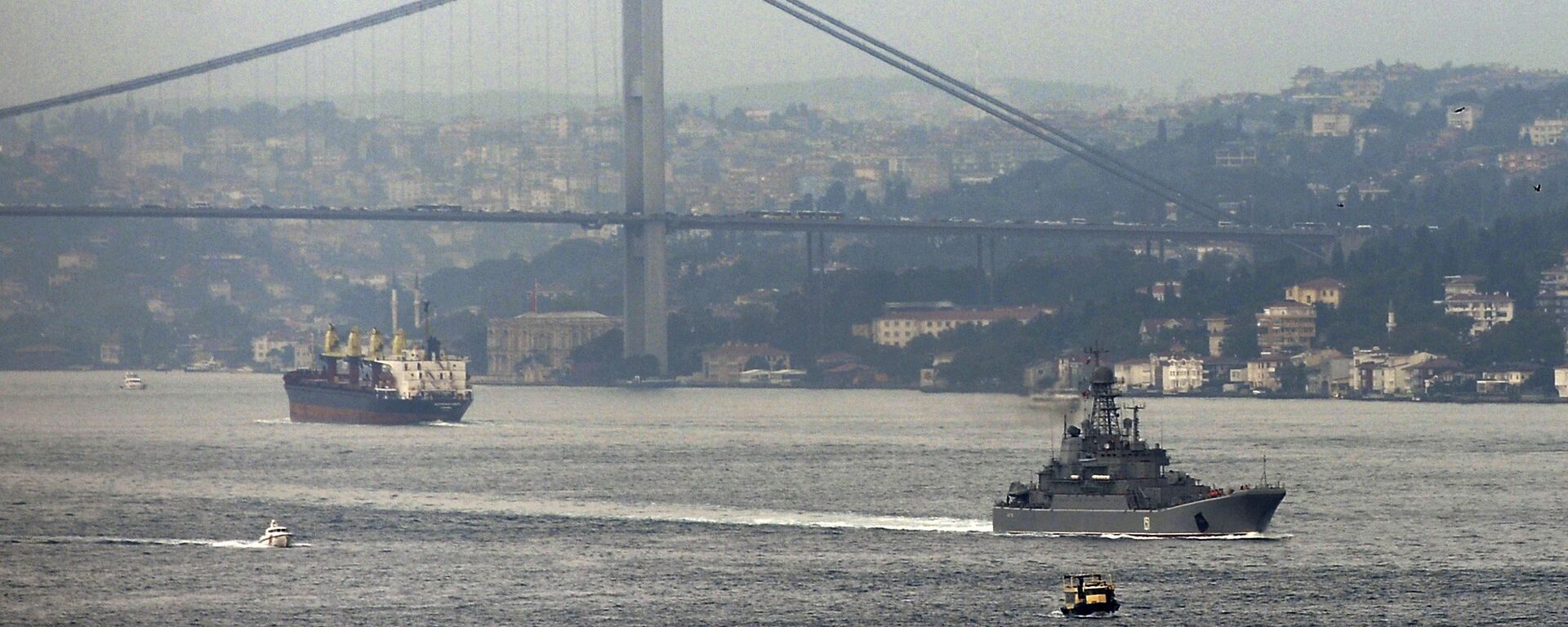 Navio militar russo passa pelo estreito do mar Negro do Bósforo em direção do mar Mediterrâneo, 6 de outubro de 2015 - Sputnik Brasil, 1920, 10.04.2023