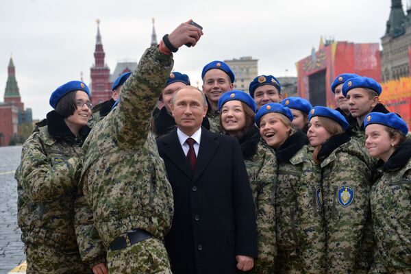 Presidente da Rússia Vladimir Putin é fotografado com os membros do centro militar-patriótico Vympel durante a cerimônia de colocar flores para o monumento a Kuzma Minin e Dmitry Pozharsky na Praça Vermelha. - Sputnik Brasil
