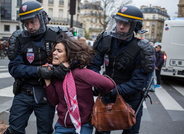 Polícia detêm uma participante das ações de protesto ambientais em Paris - Sputnik Brasil