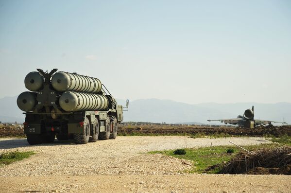 Sistema de mísseis anitaéreo S-400 na base aérea russa na Síria - Sputnik Brasil