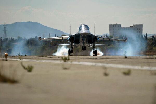 Caça multifuncional Su-34 na base aérea Hmeymim na Síria - Sputnik Brasil