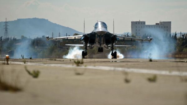 Caça multifuncional Su-34 na base aérea Hmeymim na Síria - Sputnik Brasil