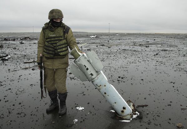 Militante da República Popular de Donetsk no território do aeroporto de Donetsk - Sputnik Brasil