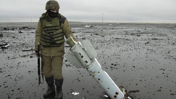 Miliciano da República Popular de Donetsk no território do aeroporto de Donetsk - Sputnik Brasil