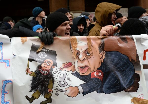 Participantes da ação de protesto contra as ações da Força Aérea turca em frente à Embaixada da Turquia em Moscou - Sputnik Brasil