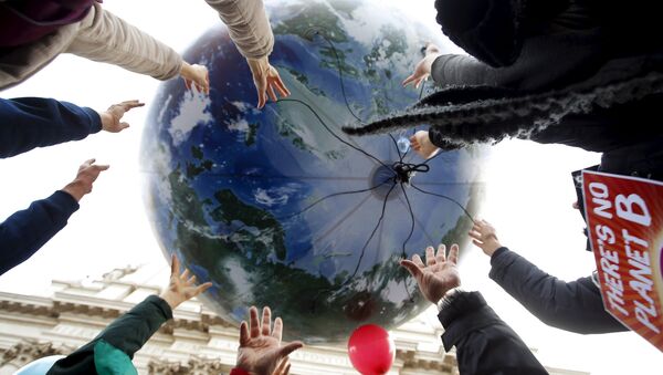 Manifestantes pedem respeito ao meio ambiente um dia antes da COP 21 em Paris - Sputnik Brasil