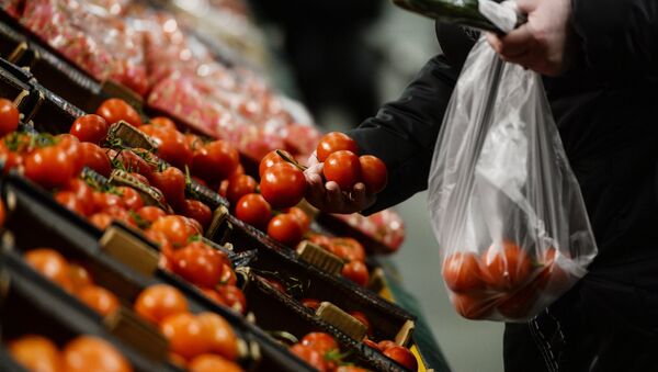Comprador no supermercado russo escolha tomates - Sputnik Brasil