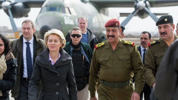 Ministra da Defesa da ALemanha Ursula von der Leyen chega a Bagdá, 11 de janeiro 2015 - Sputnik Brasil