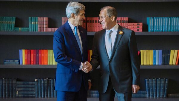O encontro do chanceler russo Sergei Lavrov e o seu colega, secretário de Estado norte-americano John Kerry em Sochi - Sputnik Brasil