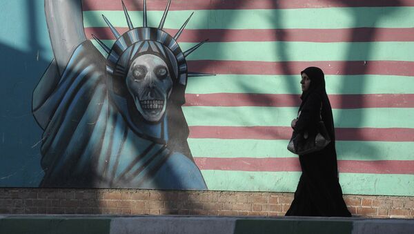 Mulher em frente ao muro da antiga embaixada dos EUA em Teerã, tomada por islâmicos em 1980 - Sputnik Brasil