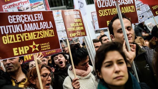 Participantes do protesto contra censura na mídia turca, Istambul, Turquia, 27 de novembro de 2015 - Sputnik Brasil