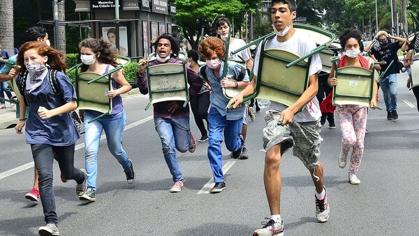 Estudantes são reprimidos pela PM em protesto contra a reorganização do ensino paulista, na quinta-feira (03/12) - Sputnik Brasil