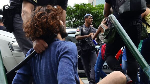 Protesto de estudantes contra reforma escolar do governador Geraldo Alckmin em São Paulo - Sputnik Brasil