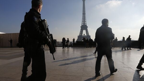 French police officers patrol near the Eiffel Tower, in Paris, Monday Nov. 23, 2015. - Sputnik Brasil