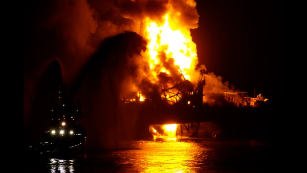 Incêndio na plataforma de petróleo e gás do Azerbaijão Guneshli - Sputnik Brasil
