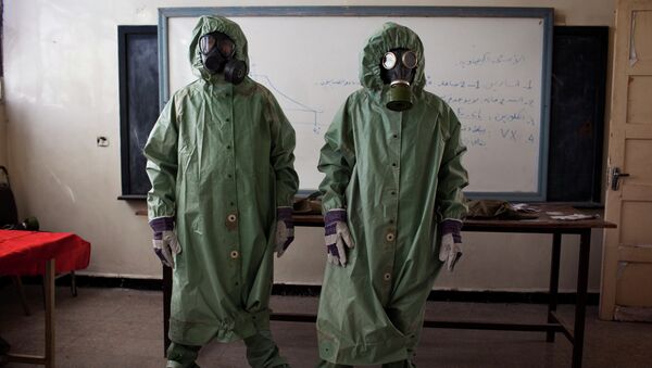 Voluntários vestem fatos de proteção durante treinamentos para responder a ataques químicos, Aleppo, Síria - Sputnik Brasil