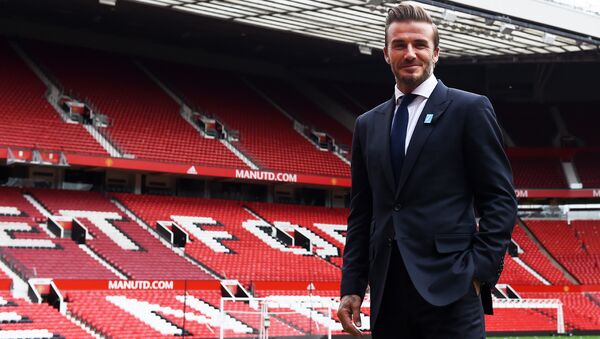 Former Manchester United and England footballer David Beckham poses on the pitch at Old Trafford in Manchester, north west England on October 6, 2015 ahead of a charity football match in aid of UNICEF - Sputnik Brasil