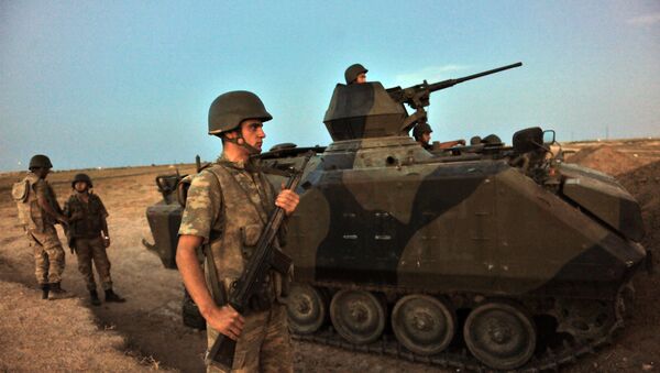 Soldados turcos guardando posições em Akçakale, na fronteira com a Síria - Sputnik Brasil