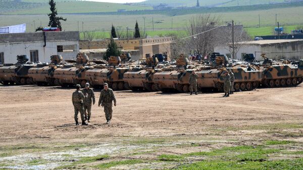Veículos e tanques do Exército da Turquia aguardam perto da fronteira com a Síria - Sputnik Brasil