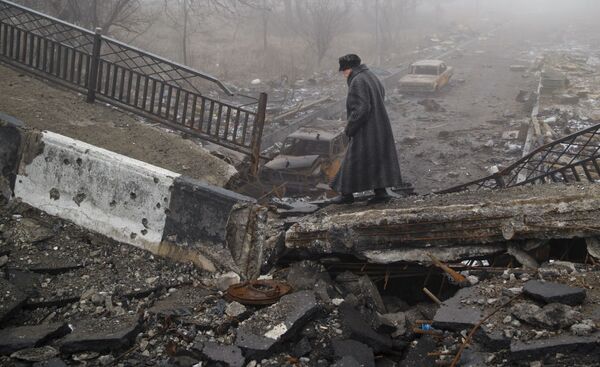 Mulher idosa atravessa uma ponte destruída em Donetsk - Sputnik Brasil