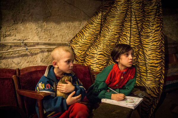 Crianças num abrigo em Donetsk - Sputnik Brasil
