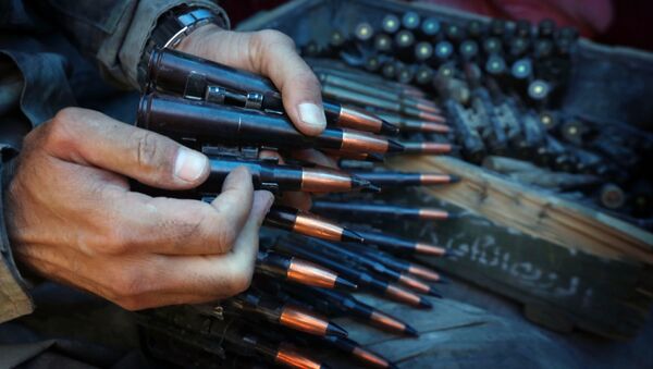Um militante prepara um cinto de munição - Sputnik Brasil