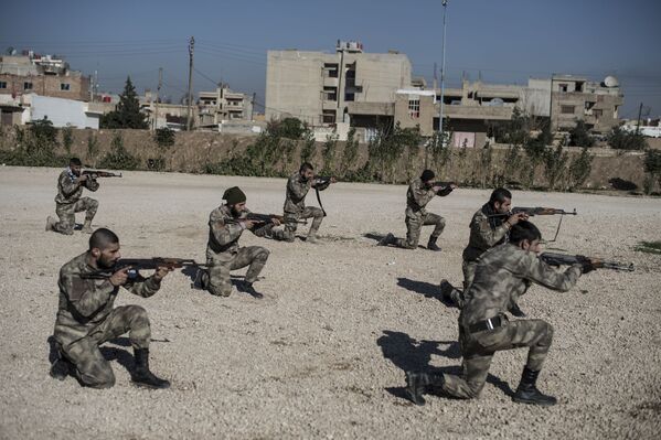 Forças de autodefesa assírias Sotoro na cidade de Qamishli, na Síria - Sputnik Brasil