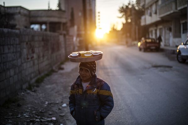 Adolescente vende bebidas em uma rua na cidade de Qamishli na Síria - Sputnik Brasil