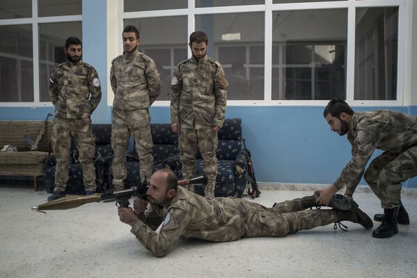 Forças de autodefesa assírias Sotoro na cidade de Qamishli, na Síria - Sputnik Brasil